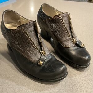 John Fluevog shoe. Size W8. Black.